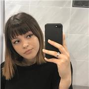 Étudiante donnant cours d’anglais niveau primaire, collège ou lycée
